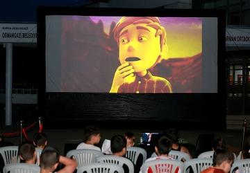 Osmangazi Belediyesi Çocuklara Yazlık Sinema Keyfi Yaşatıyor