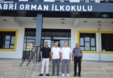 Yazar Mehmet Orman’dan Sabri Orman İlkokulu’na kitap hediyesi