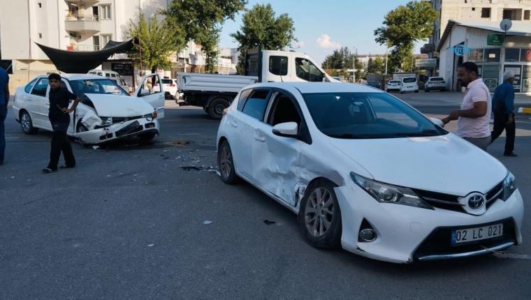 Adıyaman’da iki otomobil çarpıştı: 3 kişi hastaneye kaldırıldı