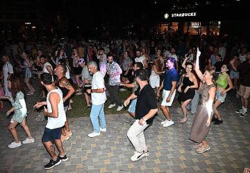Kemer'de muhteşem Latin dans şovu