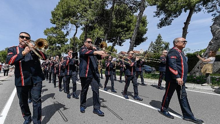 İzmir'in tarihine 83 yıldır “müzikle" tanıklık ediyorlar