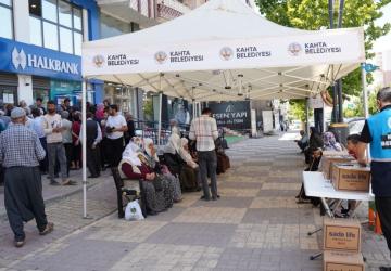 Kahta Belediyesi, sıcak havada bekleyen vatandaşlar için önlem aldı - Videolu Haber