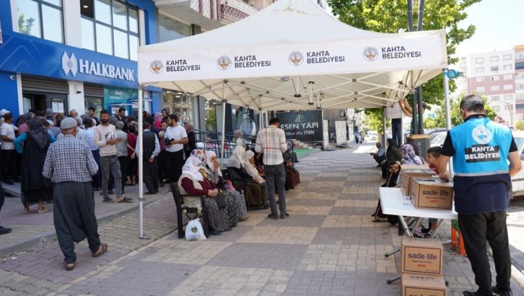 Kahta Belediyesi, sıcak havada bekleyen vatandaşlar için önlem aldı - Videolu Haber