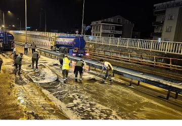 Eskihisar Feribot Yolu Alt Geçidi'nde gece mesaisi