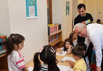 Başkan Şadi Özdemir, çocuklar ve ebeveynleri ile kütüphane buluştu