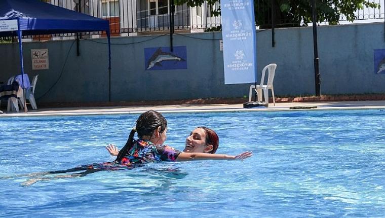 Başkan Çerçioğlu'nun Öncülüğünde Otizmli Çocuklar Yüzmeyle Güçleniyor