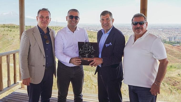 Kâmil Koç ve Mercedes-Benz Türk, Bir Asırlık Başarıyı Beraber Dikilen Fidanlar ile ölümsüzleştirdi