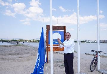 Ayvalık Belediyesi plajlarında Mavi Bayraklar göndere çekildi