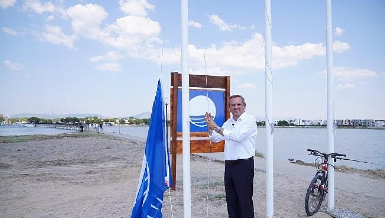 Ayvalık Belediyesi plajlarında Mavi Bayraklar göndere çekildi
