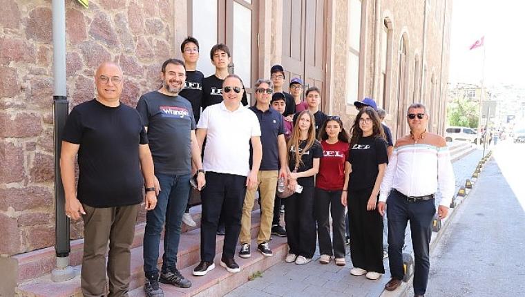 Rektörle Flanörlük Etkinliğinde Kemeraltı'nın Tarihi ve Kültürel Mirası Keşfedildi