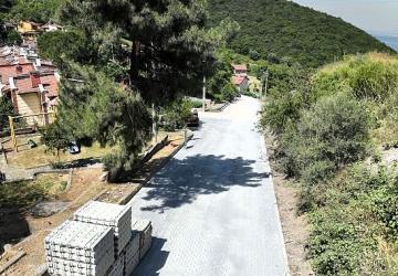 Gölcük Halıdere'de 3 sokakta parke yollar yenilendi