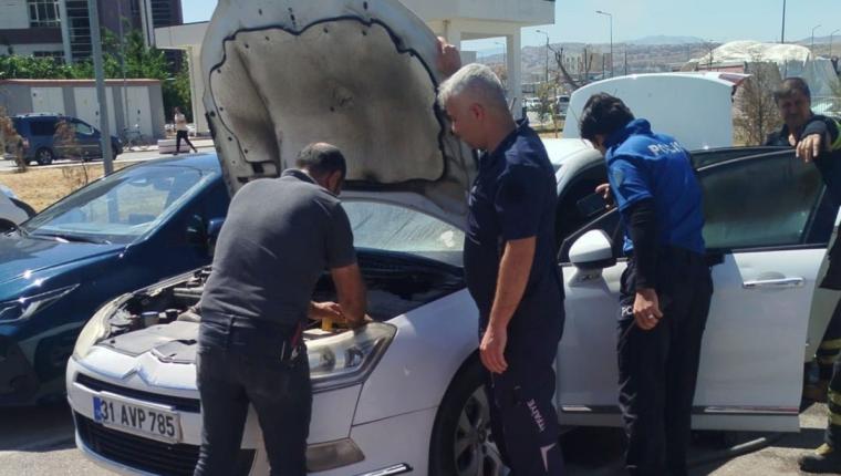 Adıyaman’da hastane otoparkındaki araç yangınına itfaiye ekibi müdahale etti - Videolu Haber