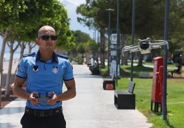 Büyükşehir zabıtası Konyaaltı Sahili'nde dron desteğiyle denetimlerini sürdürüyor