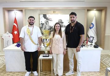 Kırkpınar Başpehlivanı Erkan Taş'a coşkulu karşılama