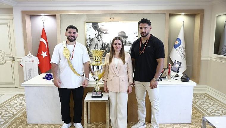 Kırkpınar Başpehlivanı Erkan Taş'a coşkulu karşılama