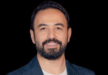 NATO'da gündem olan dijital tehdide eğitim bilimci Doç. Dr. Özgür Bolat'tan ailelere kritik uyarı: “Çözüm yasak değil, öz denetim"
