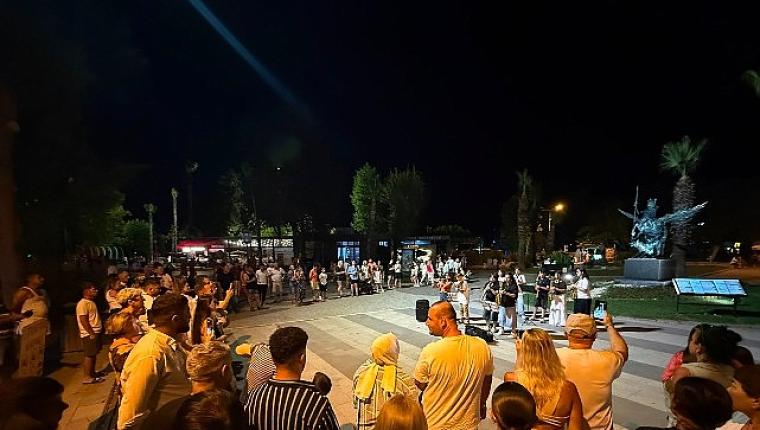 Geleceğin müzisyenleri Kemer gecelerini hareketlendirdi