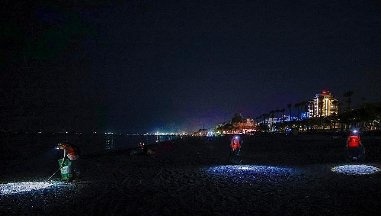 Büyükşehir'den Konyaaltı Sahili'nde 7/24 temizlik mesaisi