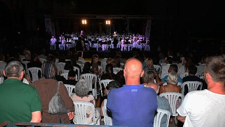 Kemer'de "Can dostları" için konser