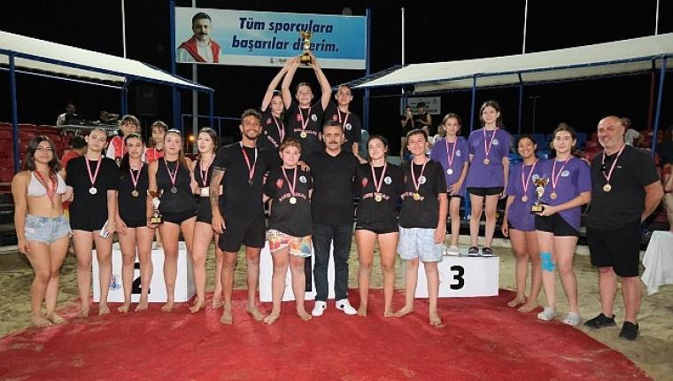 Dikili'nin Yıldızları Kupayı Kaldırdı
