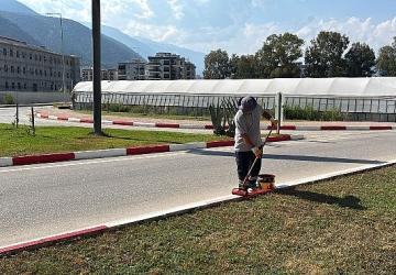 Finike'de yollar yenileniyor bordürler boyanıyor
