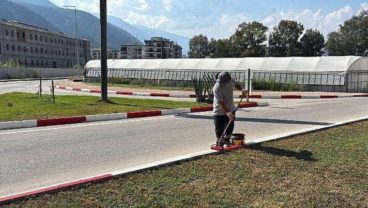 Finike'de yollar yenileniyor bordürler boyanıyor
