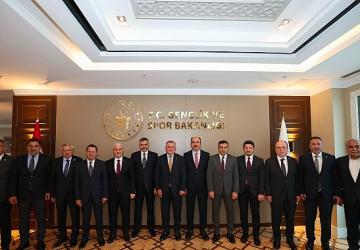 Konya Heyeti Bakan Bak ile Şehrin Gençlik ve Spor Yatırımlarını İstişare Etti