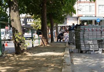 Maltepe'de kaldırım düzenleme çalışmaları sürüyor