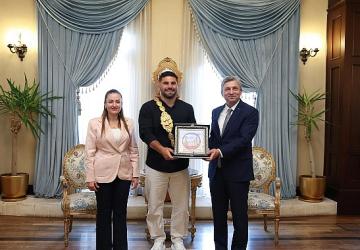 Başpehlivan Erkan Taş'tan Vali Şahin'e ziyaret