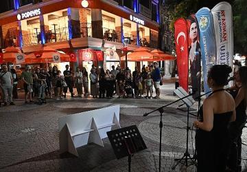 Akustik Yaz Akşamları İle Müziğin Ritmi Manisa Sokaklarında