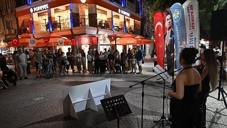 Akustik Yaz Akşamları İle Müziğin Ritmi Manisa Sokaklarında