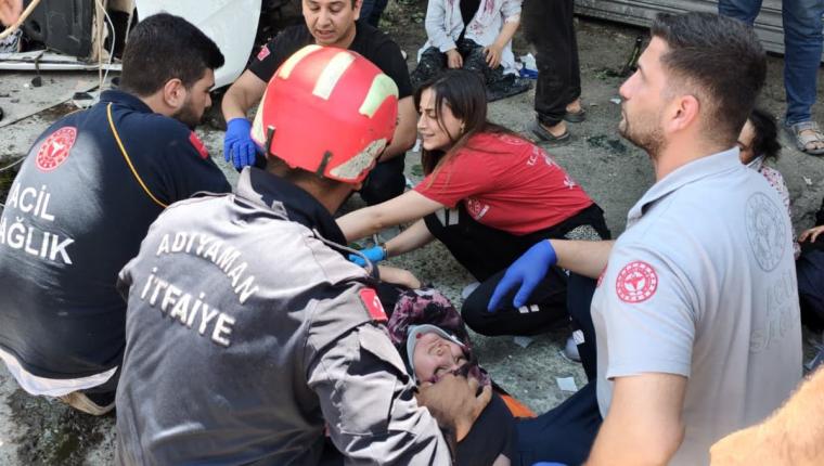 Elektrik direğine çarparak duran hafif ticari araçtaki 9 kişi yaralandı