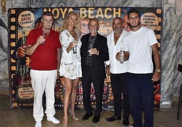 Noya Beach'te coşkulu Yeşilçam Gecesiİ: Nuri Alço'nun elinden gazoz içme yarışına girdiler!