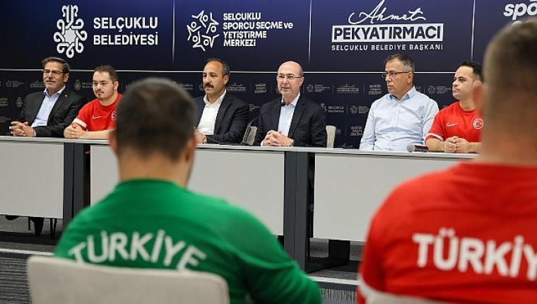 Başkan Pekyatırmacı Down Sendromlu Futsal Millî Takımı ile Bir Araya Geldi