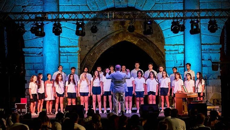 Nilüfer koroları Kıbrıs'ta sahne aldı