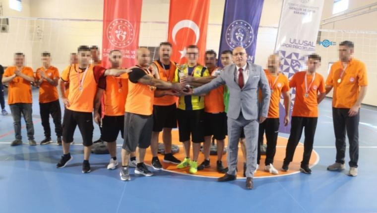 ‘Dünya Voleybol Günü’nde hükümlü, tutuklu ve kurum personeli aynı sahada buluştu