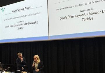 Politik psikolojinin en saygın ödülü Prof. Dr. Deniz Ülke Kaynak'a takdim edildi!