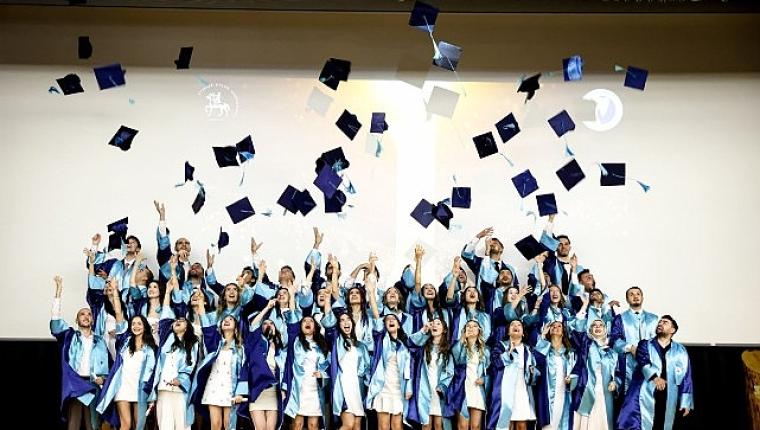 DEÜ Diş Hekimliği Fakültesi İlk Mezunlarını Verdi