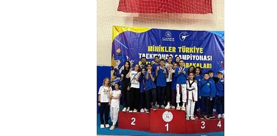 Kocaeli'nin gururu Kağıtspor kürsülerden inmiyor