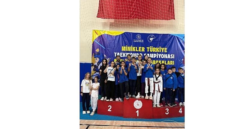 Kocaeli'nin gururu Kağıtspor kürsülerden inmiyor