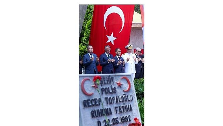 Dualar kahramanlar için yükseldi