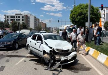 Kahta’da Öğretmenevi Kavşağı'nda trafik kazası