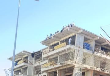 Besni’de maaşlarını alamayan inşaat işçileri çatıya çıkarak eylem yaptı - Videolu Haber
