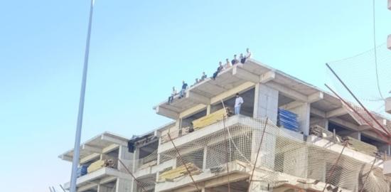 Besni’de maaşlarını alamayan inşaat işçileri çatıya çıkarak eylem yaptı - Videolu Haber