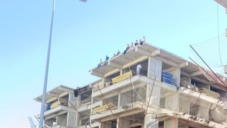 Besni’de maaşlarını alamayan inşaat işçileri çatıya çıkarak eylem yaptı - Videolu Haber