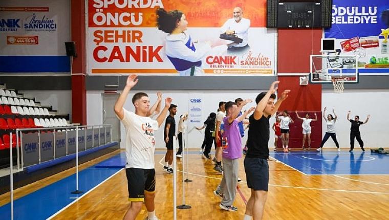 Canik'te Gençler Parkurun Tozunu Dumana Katıyor