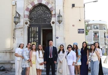 Rektör Prof. Dr. Rasim Akpınar'dan Kazakistanlı Öğrencilere Kemeraltı'nda “Kültür Rehberliği"
