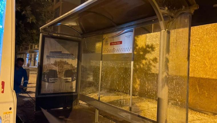 Otobüs duraklarında kapsamlı temizlik çalışması - Videolu Haber