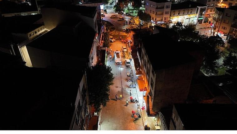 Seferihisar'da kapsamlı yol yıkama çalışmaları aralıksız sürüyor