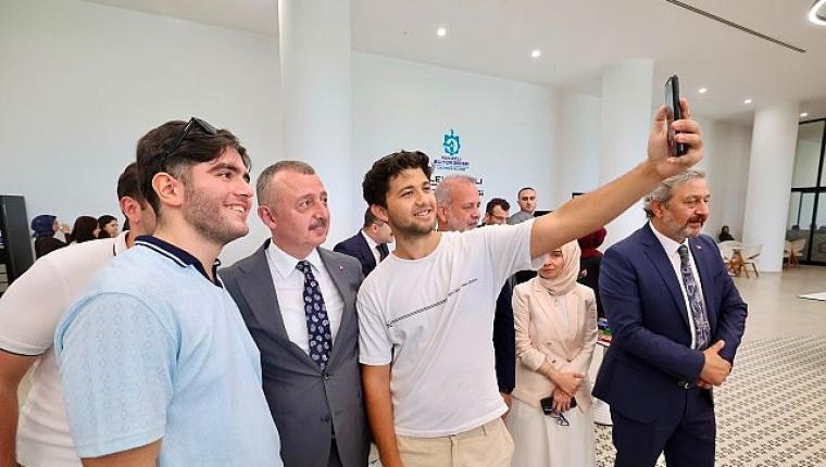 Bakan Çiftçi'den Alev Alatlı Kütüphanesi'ne tam not; “Yeter ki siz okuyun, çalışın"